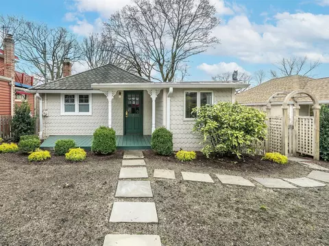 121 15th Ave, Sea Cliff, NY 11579