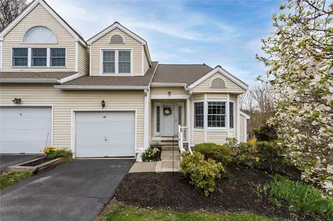 34 Spruce Ridge Dr, Fishkill, NY 12524