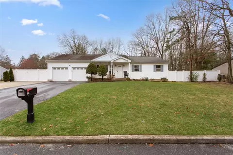 17 Pine Cone Ln, Islandia, NY 11749