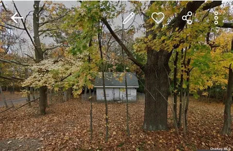 90 N Phillips Ave, Southampton, NY 11972