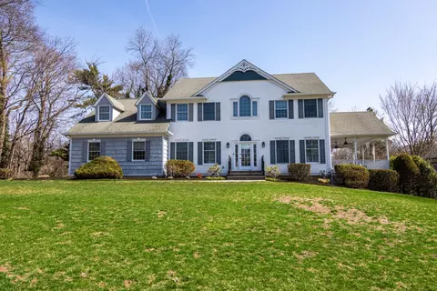 3 Heron Hl, Stony Brook, NY 11790