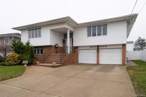 2925 Hewlett Ave, Merrick, NY 11566