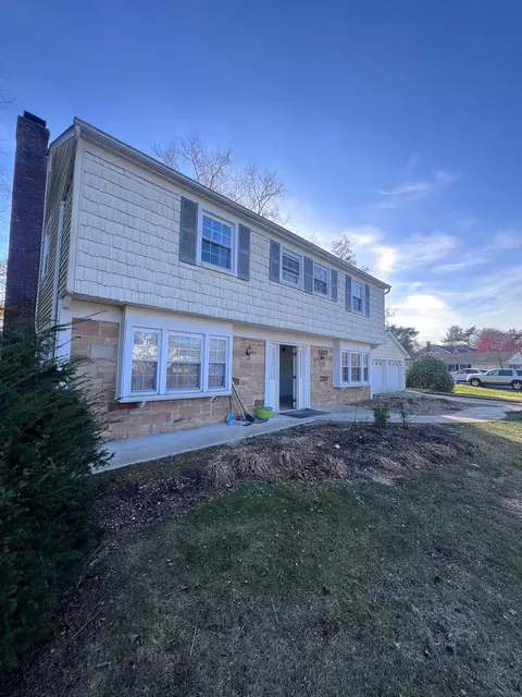 6 Blackwell Ln, Stony Brook, NY 11790