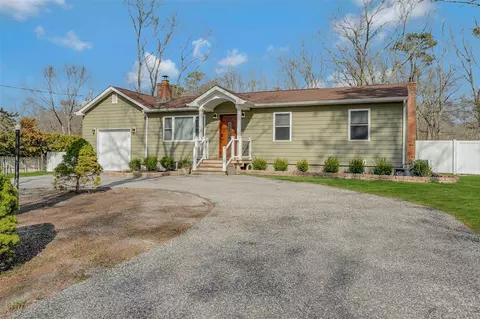 226 Highview Dr, Calverton, NY 11933