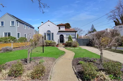 229 Wynsum Ave, Merrick, NY 11566