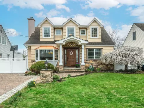 15 Laurel Ave, Glen Cove, NY 11542