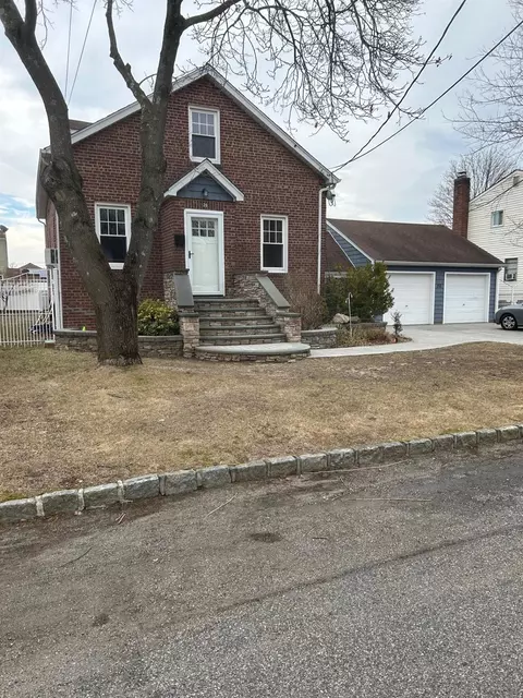 20 Oak St, Deer Park, NY 11729