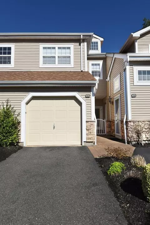 212 Carriage Ln, Plainview, NY 11803