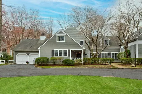 27 Quail Ridge Rd, Glen Cove, NY 11542