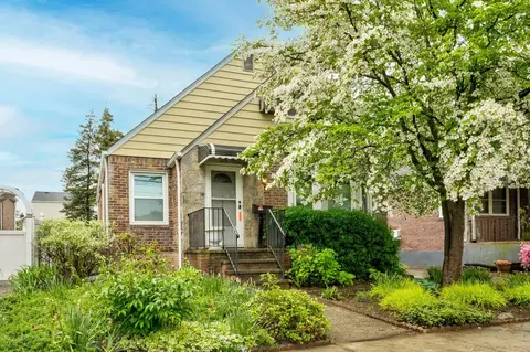 136 N 5th St, North Hempstead, NY 11040