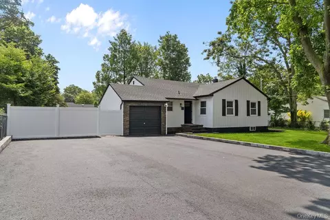 147 Juniper Ave, Smithtown, NY 11787