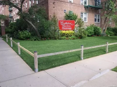 32 Cathedral Ave #4D, Hempstead, NY 11550
