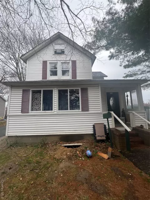 21 Maple Ave, Port Jefferson Station, NY 11776