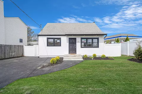 47 Essex Cir, Shirley, NY 11967