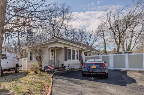 8 Olive Rd, Rocky Point, NY 11778