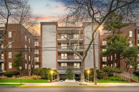 100 Brooklyn Ave #2E, Freeport, NY 11520