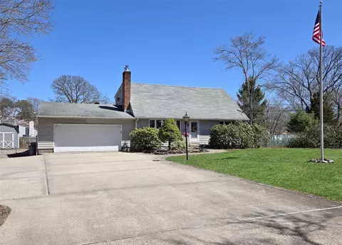 157 Pauls Path, Coram, NY 11727
