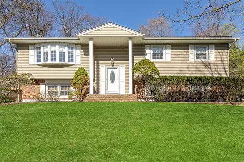 17 Strathmore Dr, Clarkstown, NY 10956