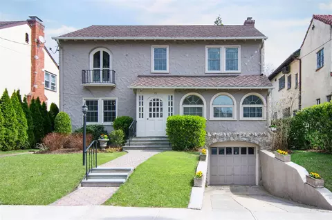 15 Central Pkwy, Mount Vernon, NY 10552