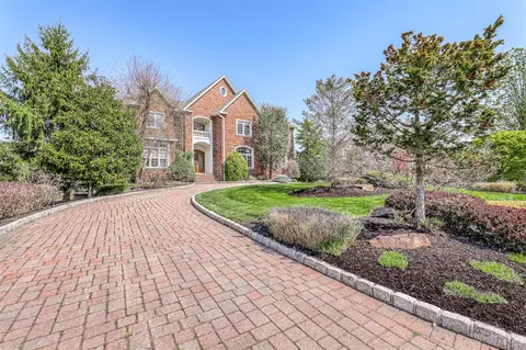 28 Snowdrop Dr, Clarkstown, NY 10956