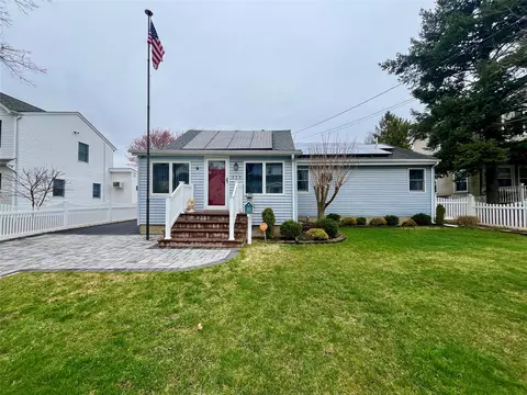 335 Pine St, Hempstead, NY 11550