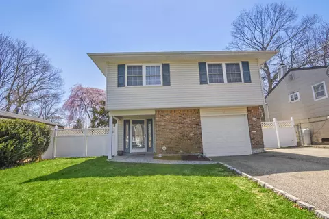 14 Croley St, Huntington, NY 11743