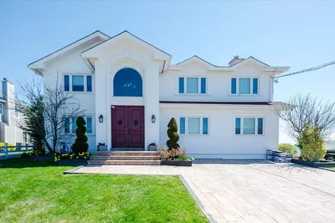 110 Clocks Blvd, Massapequa, NY 11758