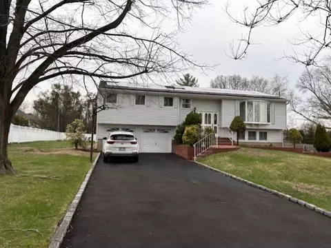 19 Yeoman Dr, East Northport, NY 11731