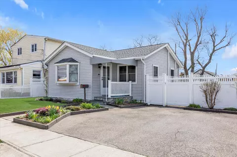 65 Sagamore Rd, Island Park, NY 11558