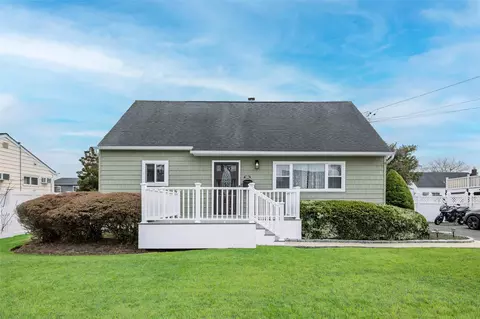 384 Columbus Ave, West Babylon, NY 11704
