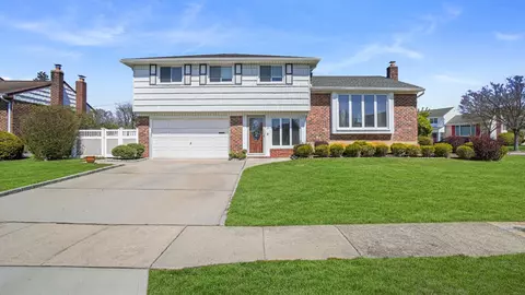59 Fox Pl, Hicksville, NY 11801