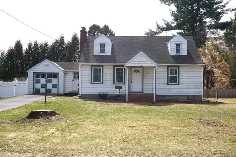 18 Crumwold Pl, Hyde Park, NY 12538