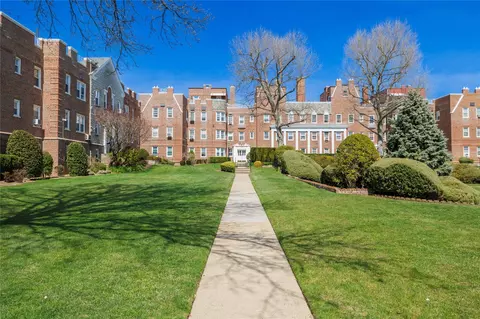 108 S Village Ave #3F, Rockville Centre, NY 11570