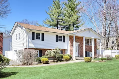9 Crabapple Ln, Clarkstown, NY 10954