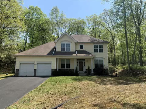 504 St Ives Ct, Saw Creek, PA 18324