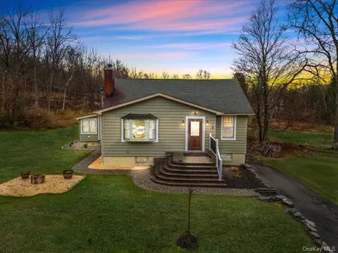 9 Emboden Ave, Mount Hope, NY 10963