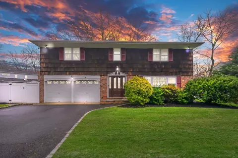 1 Kent Pl, Smithtown, NY 11787
