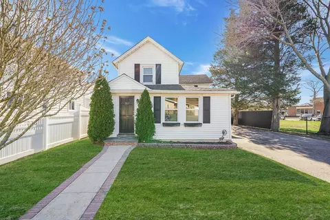 267 Smith Ave, Islip, NY 11751