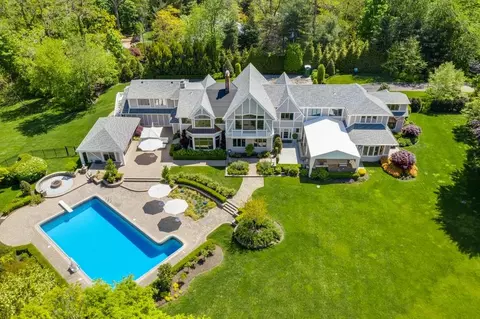 15 Banbury Ln, Huntington, NY 11743