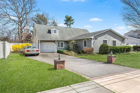 95 Hudson Ave, Brentwood, NY 11717