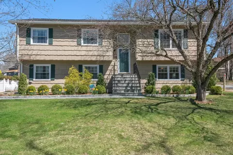 2 Old Village Ln, Katonah, NY 10536