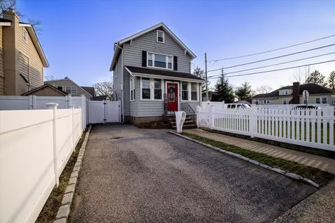 131 Thelma Ave, Merrick, NY 11566