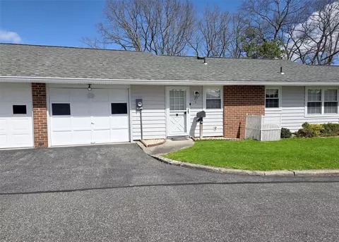 27 Trent Ct #C, Ridge, NY 11961