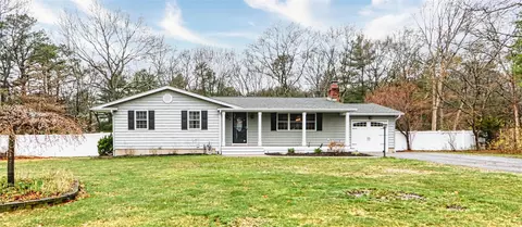 80 Ohio Ave, Medford, NY 11763