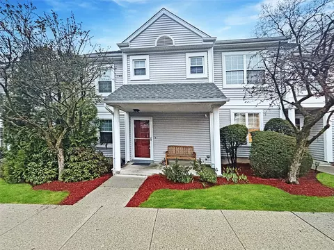 12 Kendal Ln, Wallkill, NY 10940