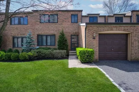 94 Windsor Gate Dr, North Hempstead, NY 11040