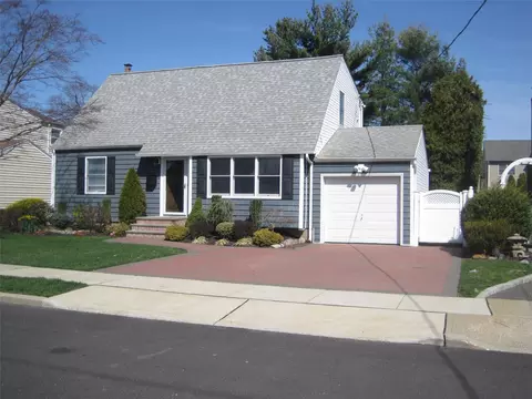 3865 New York Ave, Seaford, NY 11783
