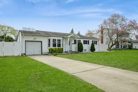 5 Crest Ln, Commack, NY 11725