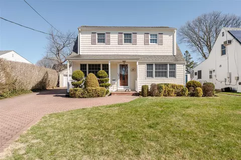 209 Forest St, Oceanside, NY 11572