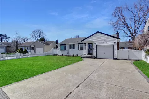 12 Oxford Ln, Bethpage, NY 11714